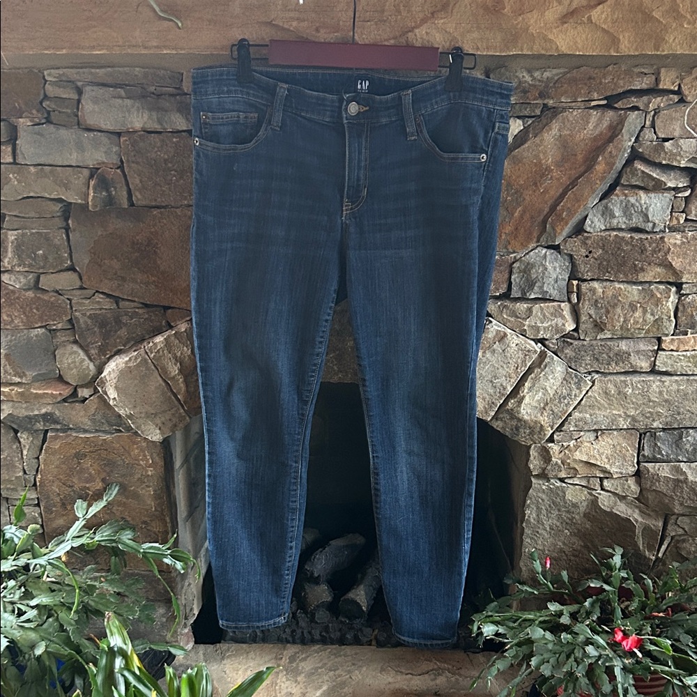 GAP Women’s Dark Blue Straight Jeans; Size 31 Reg; Barely Worn; Excellent Cond.
